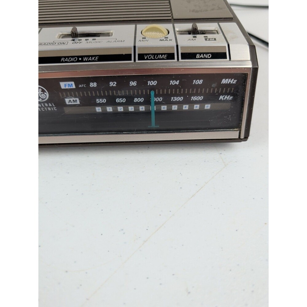 General Electric Silver & Woodgrain Blue Display Alarm Clock Radio Model#7-4646A - Picture 2 of 7